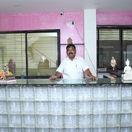 Hotel Kewal Inn ジャルガオン エクステリア 写真